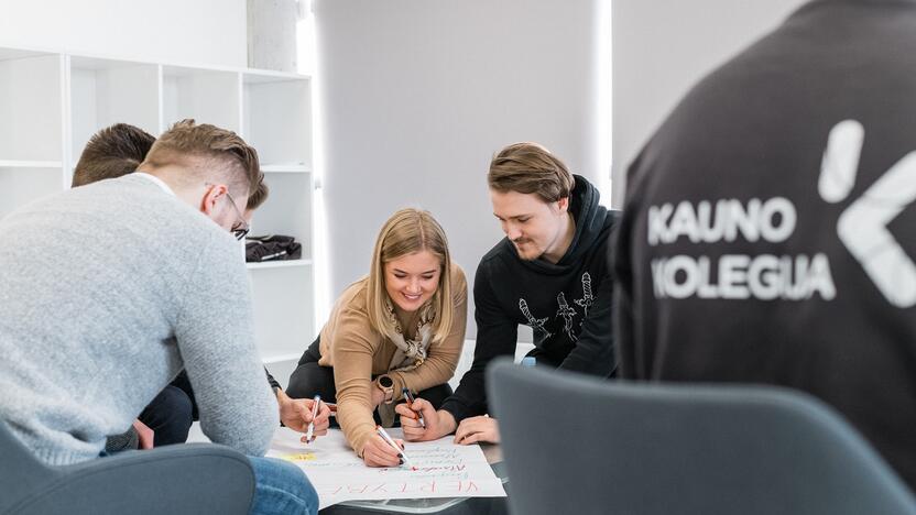 Realių projektų įgyvendinimu paremtas Pardavimų ir marketingo bei Taikomosios komunikacijos specialistų rengimo procesas.