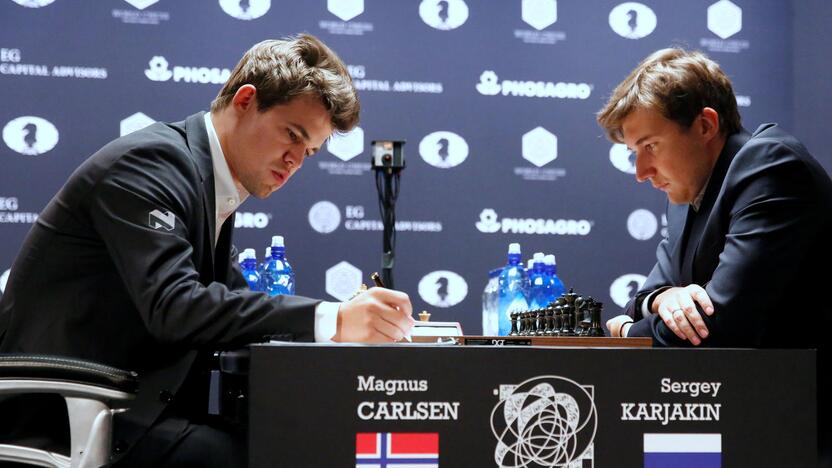 Magnusas Carlsenas ir Sergejus Karjakinas.