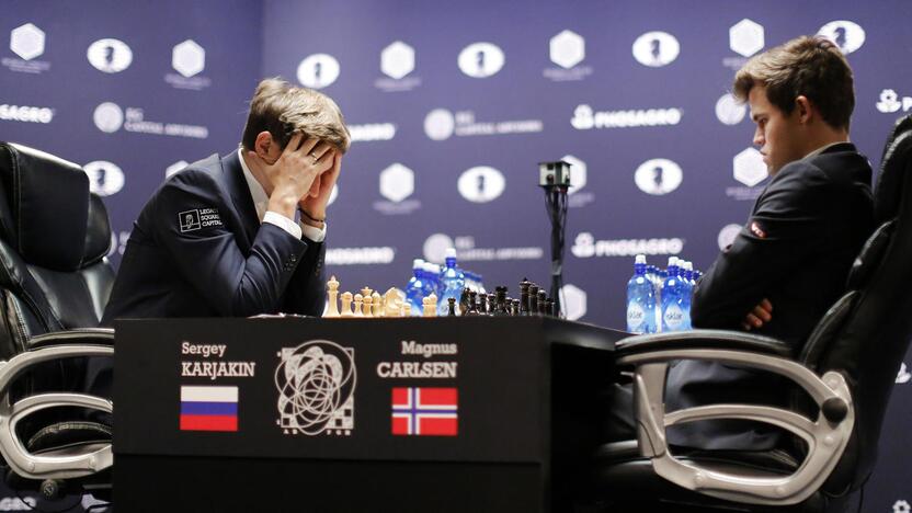 Sergejus Karjakinas ir Magnusas Carlsenas.