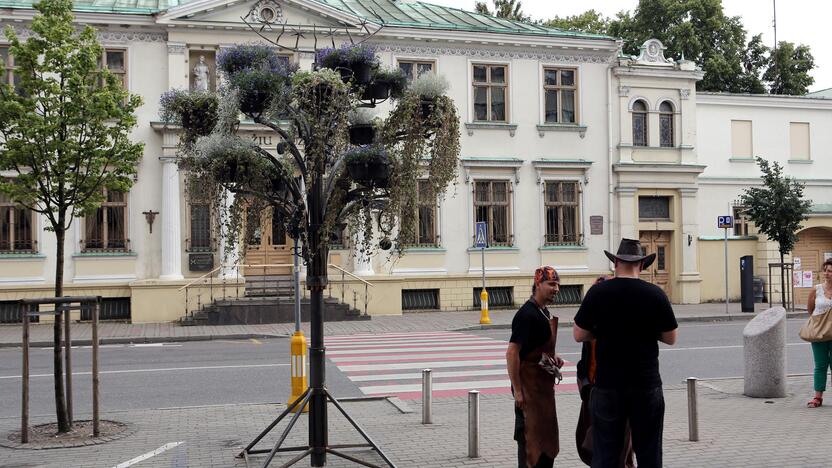 Situacija: kol kas kalvių dovana miestui, nors ir įkurdinta be leidimo, stovės prie savivaldybės.