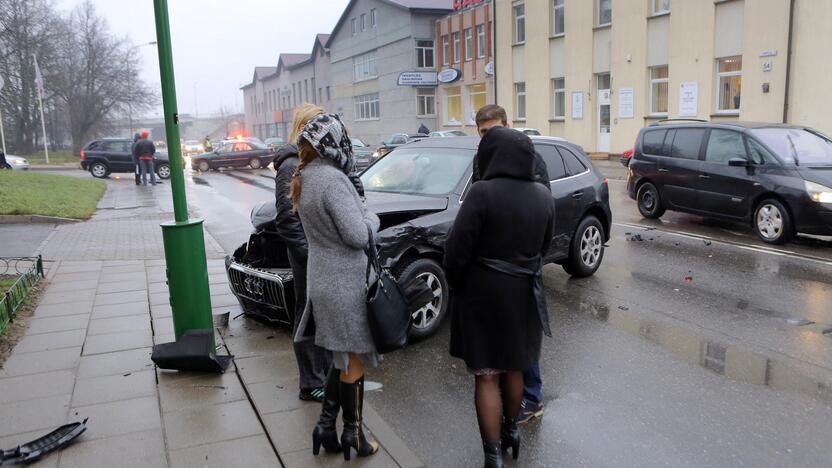 A.Graužinio mašinos pastumtas "Audi Q5" apgadino du automobilius ir trenkėsi į stulpą.