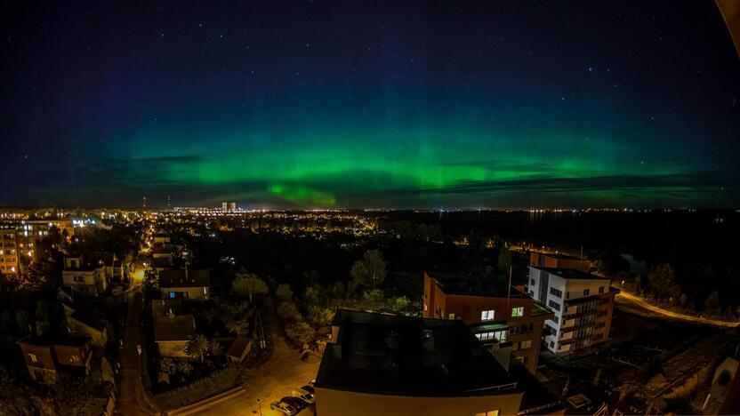 Vakarų Lietuvoje naktį dangų nušvietė žalsva šiaurės pašvaistė.