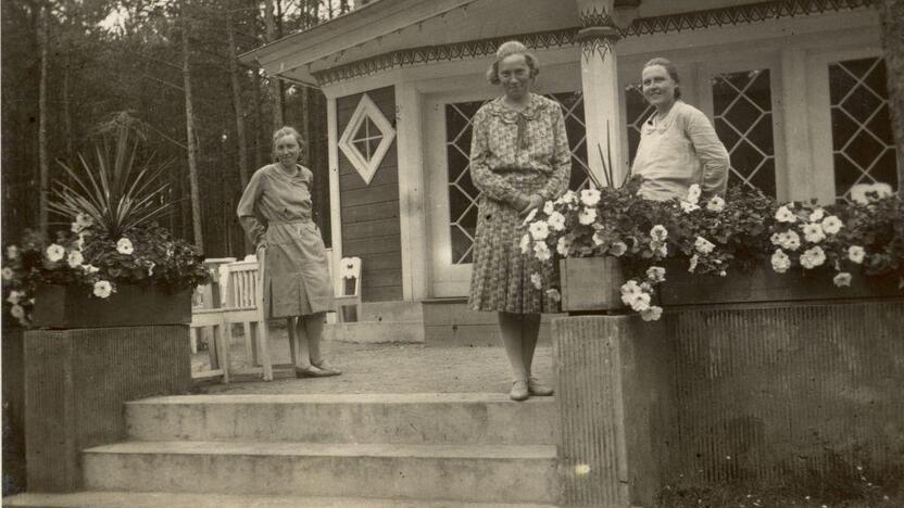 Kurortas: šioje 1930 m. fotografijoje Smiltynėje užfiksuotos poilsiautojos, vietos gyventojų tada čia buvo labai mažai.