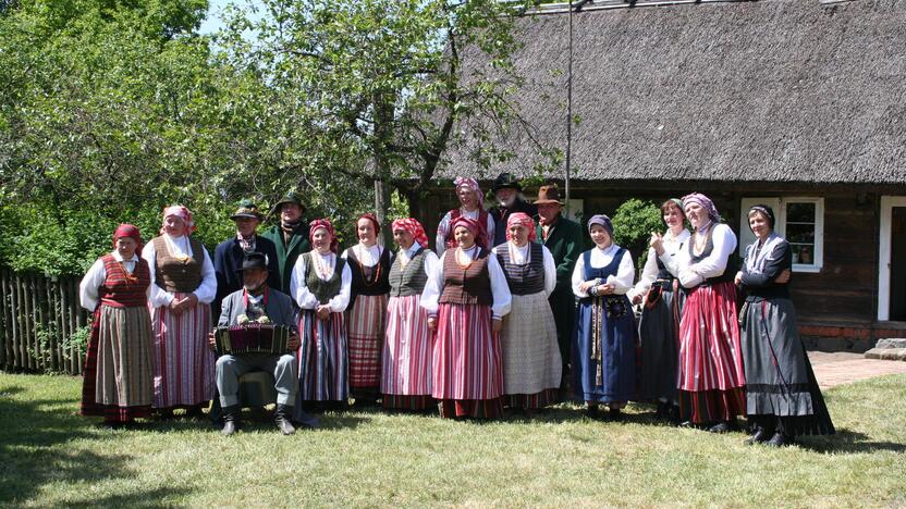 Folkloro ansamblis „Lažupis“.