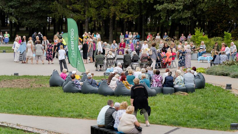 Šventė: senjorų pamėgtas Dainavos parkas, baigiantis savaitei, buvo kaip niekad gyvas.