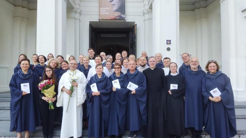 Balsai: jungtinis choras „Cantores Montis Pacis“, kartu su kolegomis atliksiantis kūrinių iš katalikų liturginės muzikos lobyno ir J. Naujalio.