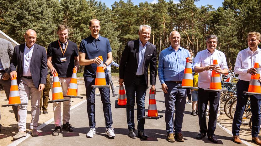 Kuršių nerijos pėsčiųjų ir dviračių tako atidarymo renginyje dalyvavo Gitanas Nausėda, Marius Skuodis, savivaldos atstovai ir kiti svečiai.