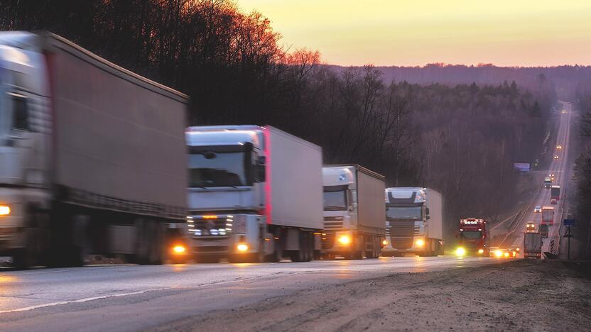 Efektas: anot specialistų, didesnis automobilis naudos nežymiai daugiau degalų, tačiau dvi transporto priemonės vietoj trijų vis tiek leis sutaupyti.