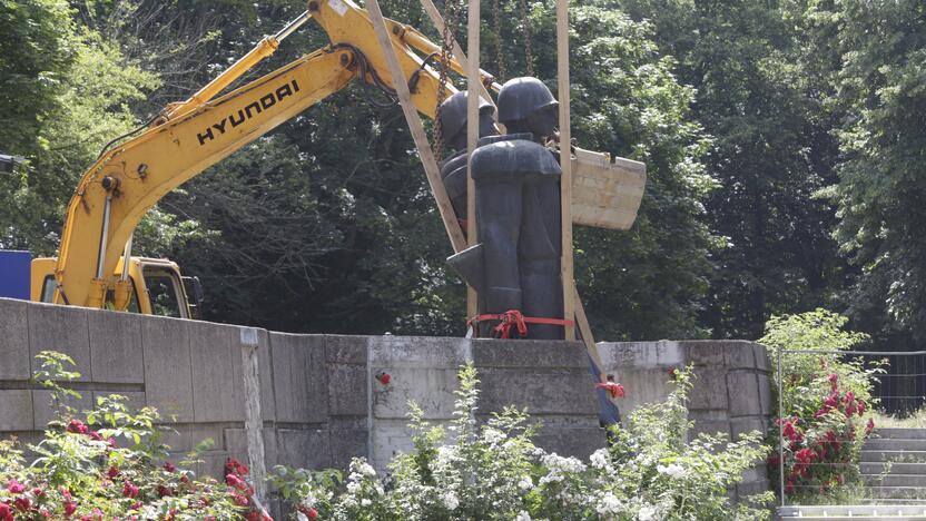 Planai: šiuo metu jau išrinkta vizija, kaip bus sutvarkyta karių palaidojimo vieta, kurioje neliko sovietinių simbolių.