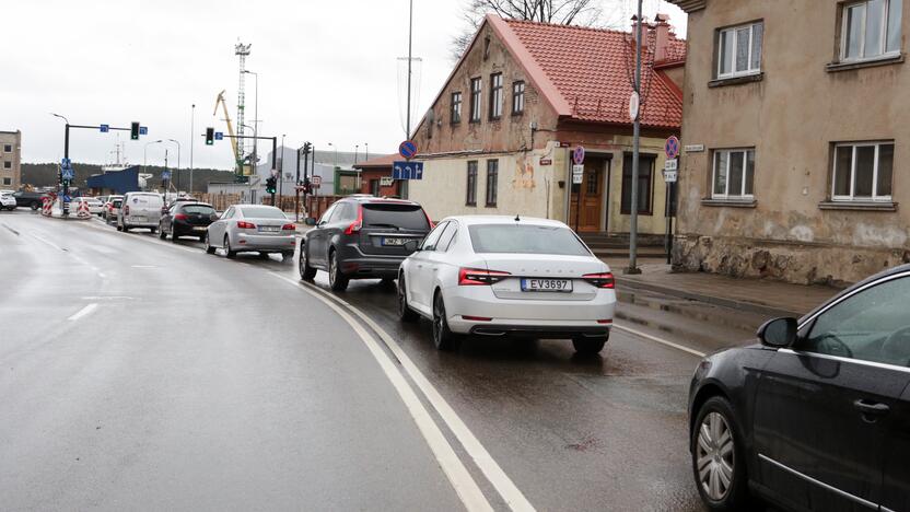 Suženklins: vairuotojai skundžiasi spūstimis Naujojo Sodo gatvėje, tačiau specialistai tikina, kad sankryžoje tetrūksta horizontaliojo ženklinimo, ir kamšačių nebus.