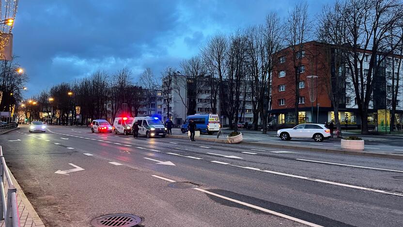 Pajėgos: prie betoninės gėlinės atskubėjo trys policijos ekipažai.