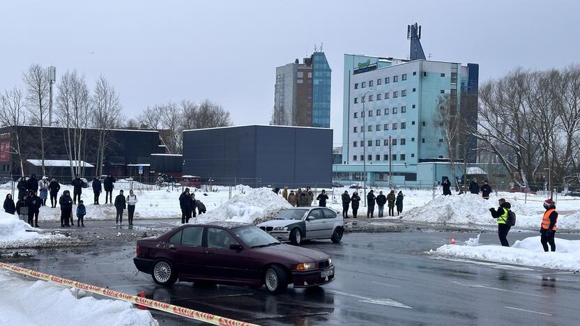 Skirtumai: vadinamasis driftinimas yra automobilių sporto šaka, kuri praktikuojama tik tam skirtose aikštelėse.