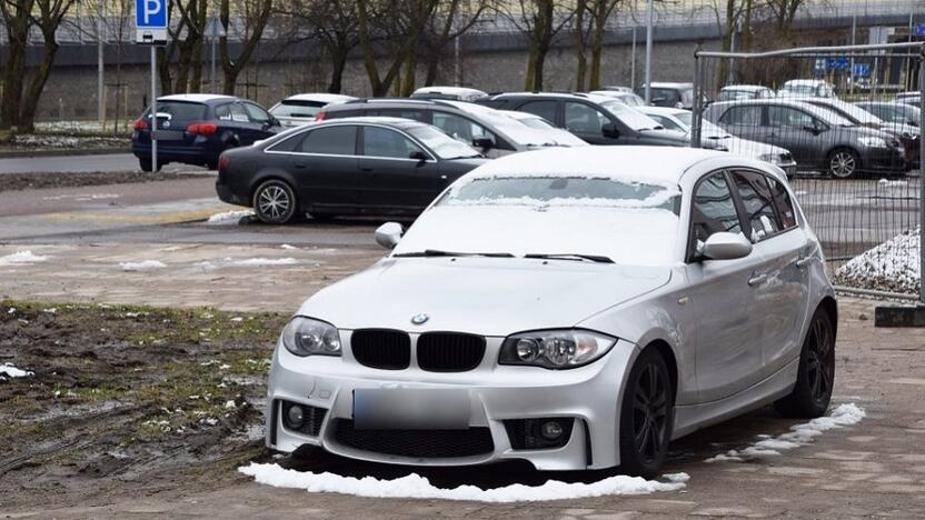 Trūkumas: neradę vietos kieme, gyventojai automobilius stato ant pėstiesiems skirtų takų, nes žmonės apskritai neturi kur jų palikti.