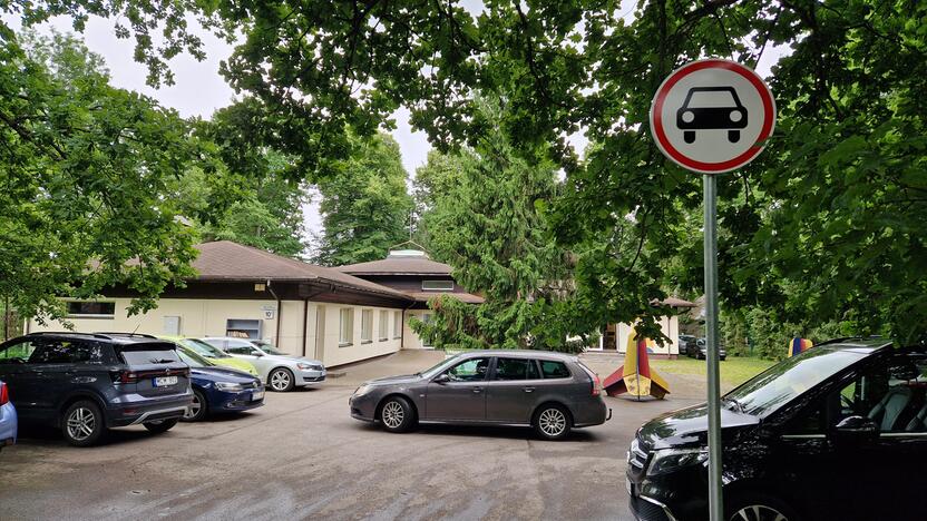 Staigmena: prie bibliotekos automobilių aikštelės atsirado draudžiamasis kelio ženklas.