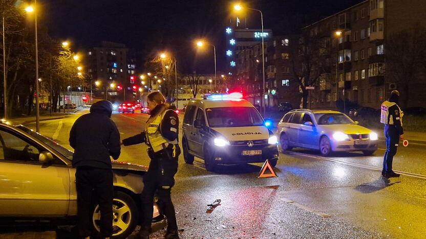 Trikdžiai: po avarijos abi vienos krypties eismo juostos buvo uždarytos.