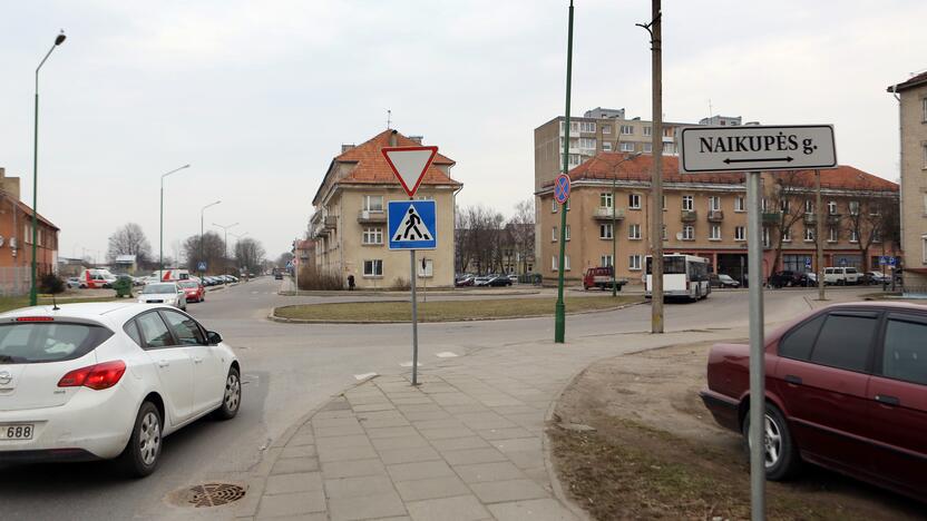 Nesilaiko: neradę vietos automobiliui pasistatyti, gyventojai juos stato ant prie daugiabučių namų esančios žolės, nors tai daryti draudžiama.