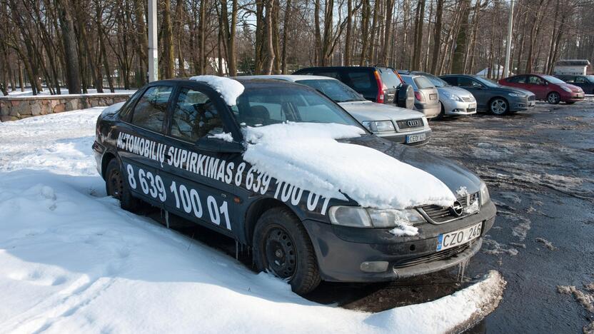 Trukdo: pro nenaudojamus automobilius negali pravažiuoti sniego valymo mašinos.