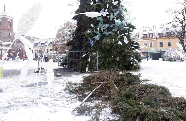 Kauno Rotušės aikštėje padegta miesto Kalėdų eglė