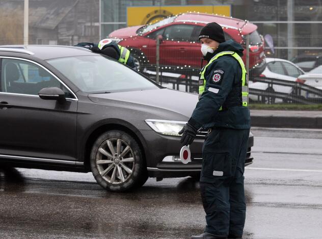 Kontrolės postai Kaune pradėjo savo darbą