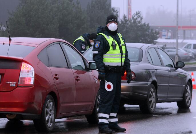 Kontrolės postai Kaune pradėjo savo darbą