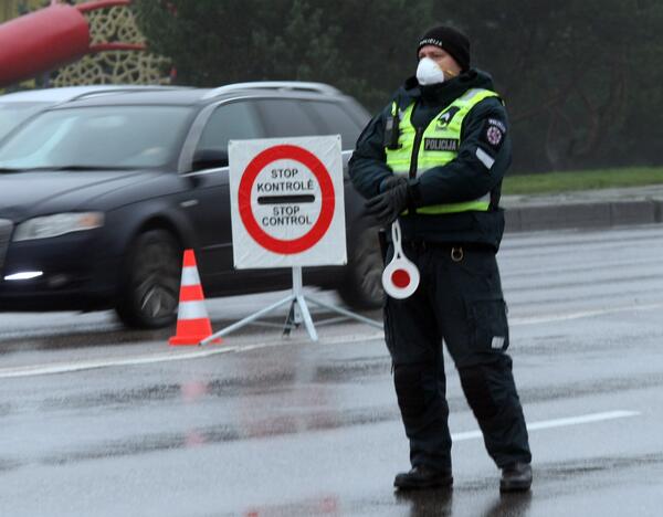 Kontrolės postai Kaune pradėjo savo darbą