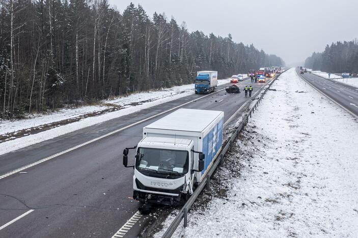 A2 kelyje susidūrė trys automobiliai ir trys vilkikai