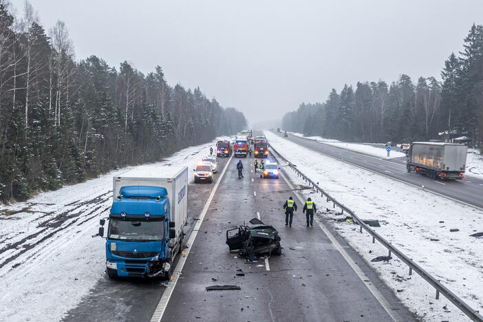 A2 kelyje susidūrė trys automobiliai ir trys vilkikai