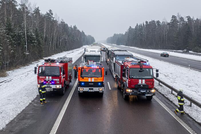 A2 kelyje susidūrė trys automobiliai ir trys vilkikai