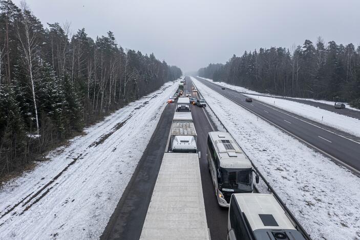 A2 kelyje susidūrė trys automobiliai ir trys vilkikai