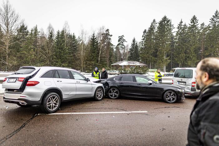 A2 kelyje susidūrė trys automobiliai ir trys vilkikai