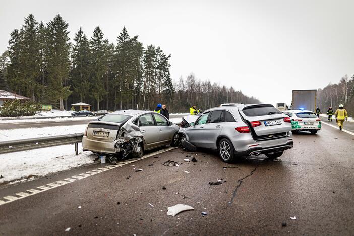 A2 kelyje susidūrė trys automobiliai ir trys vilkikai