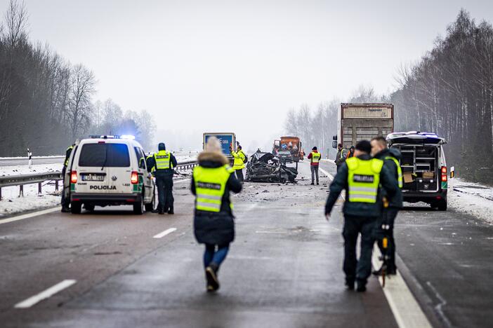 A2 kelyje susidūrė trys automobiliai ir trys vilkikai