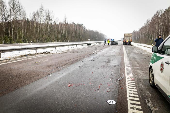 A2 kelyje susidūrė trys automobiliai ir trys vilkikai