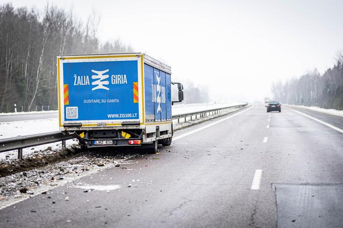 A2 kelyje susidūrė trys automobiliai ir trys vilkikai