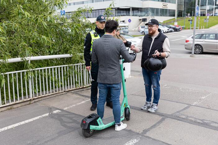 Tikrinami paspirtukininkai.