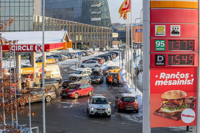 Prie degalinių Kaune – didžiulės automobilių eilės