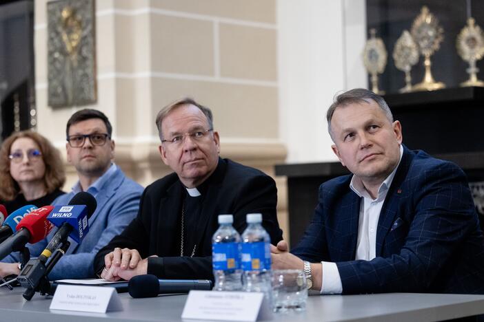 Spaudos konferencija apie Vilniaus arkikatedros požemiuose atrastą slaptavietę su Lietuvos ir Lenkijos valdovų laidojimo insignijomis