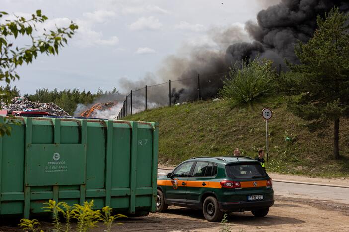 Didžiulis gaisras įmonėje „Ecoservice“