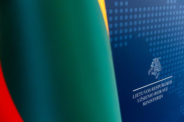 Po skundų dėl dviejų ambasadorių elgesio ministerija jų prašo papildomos informacijos