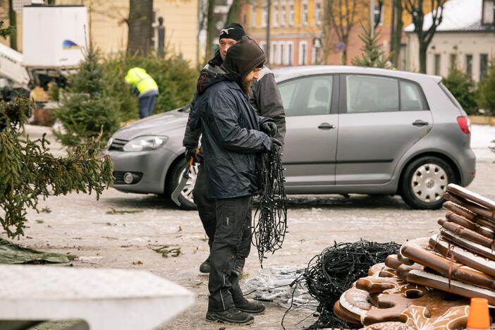 Nupuošiama Kauno kalėdinė eglė