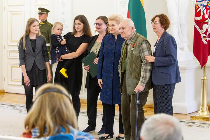 Prezidentė įteikė valstybės apdovanojimus