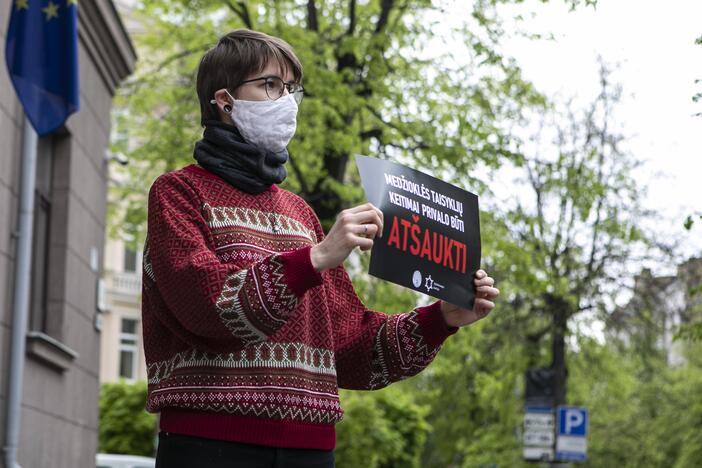 Aktyvistų protestas prieš medžioklę lankais