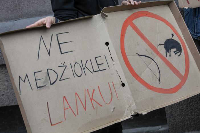 Aktyvistų protestas prieš medžioklę lankais