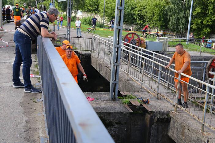 „Ekrano“ mariose pakilęs vanduo išplėšė užtvankos šliuzą