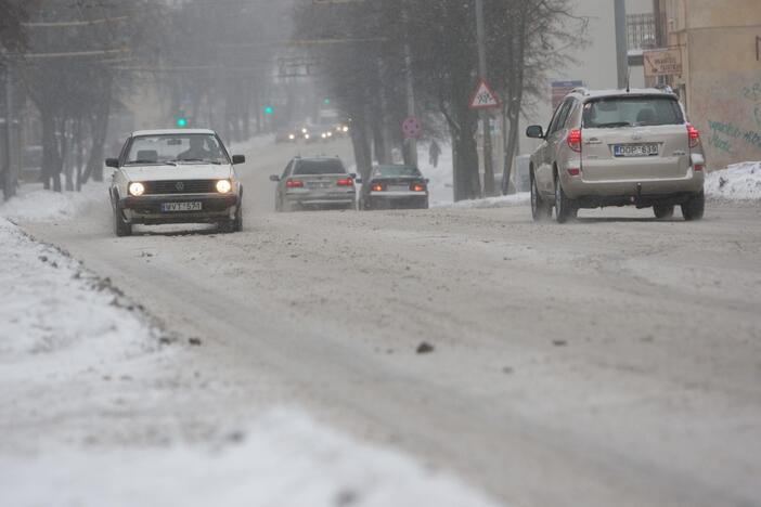 Eismo sąlygas sunkina pustymas ir snygis