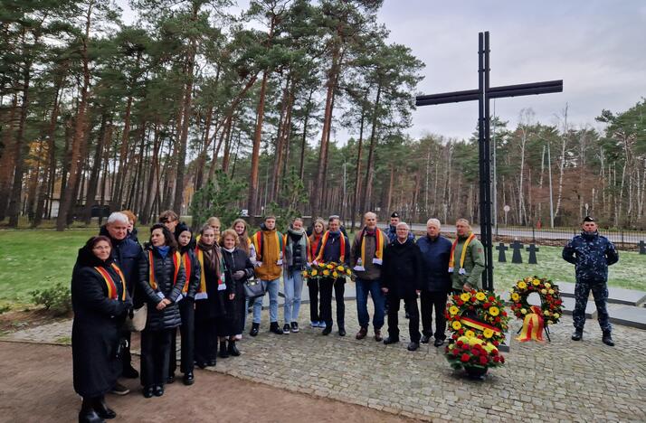 Tradicija: kaip ir kasmet, po atminimo dienos ceremonijos dalyviai sustojo prie paminklo bendrai nuotraukai.