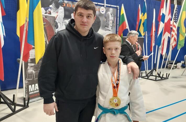 Sėkmė: „Naglis Gym“ treneris A. Seniauskas su turnyro „Matsuru Dutch Open Espoir“ nugalėtoju M. Dobrovolskiu.