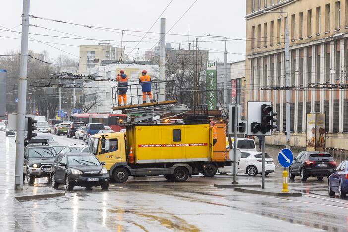 Sostinės Kauno gatvėje nukrito kranas