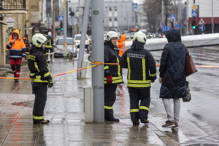 Sostinės Kauno gatvėje nukrito kranas