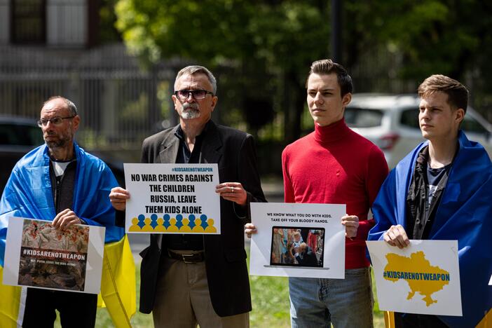 Protestas prie Rusijos ambasados dėl Ukrainoje grobiamų vaikų